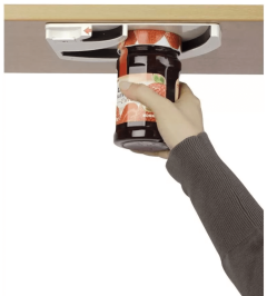 Avaaja yläkaapin alle